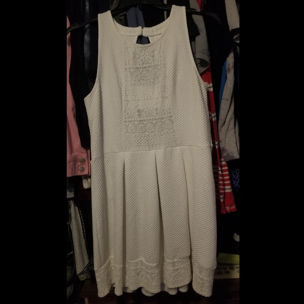 Pretty in White Dress 💟